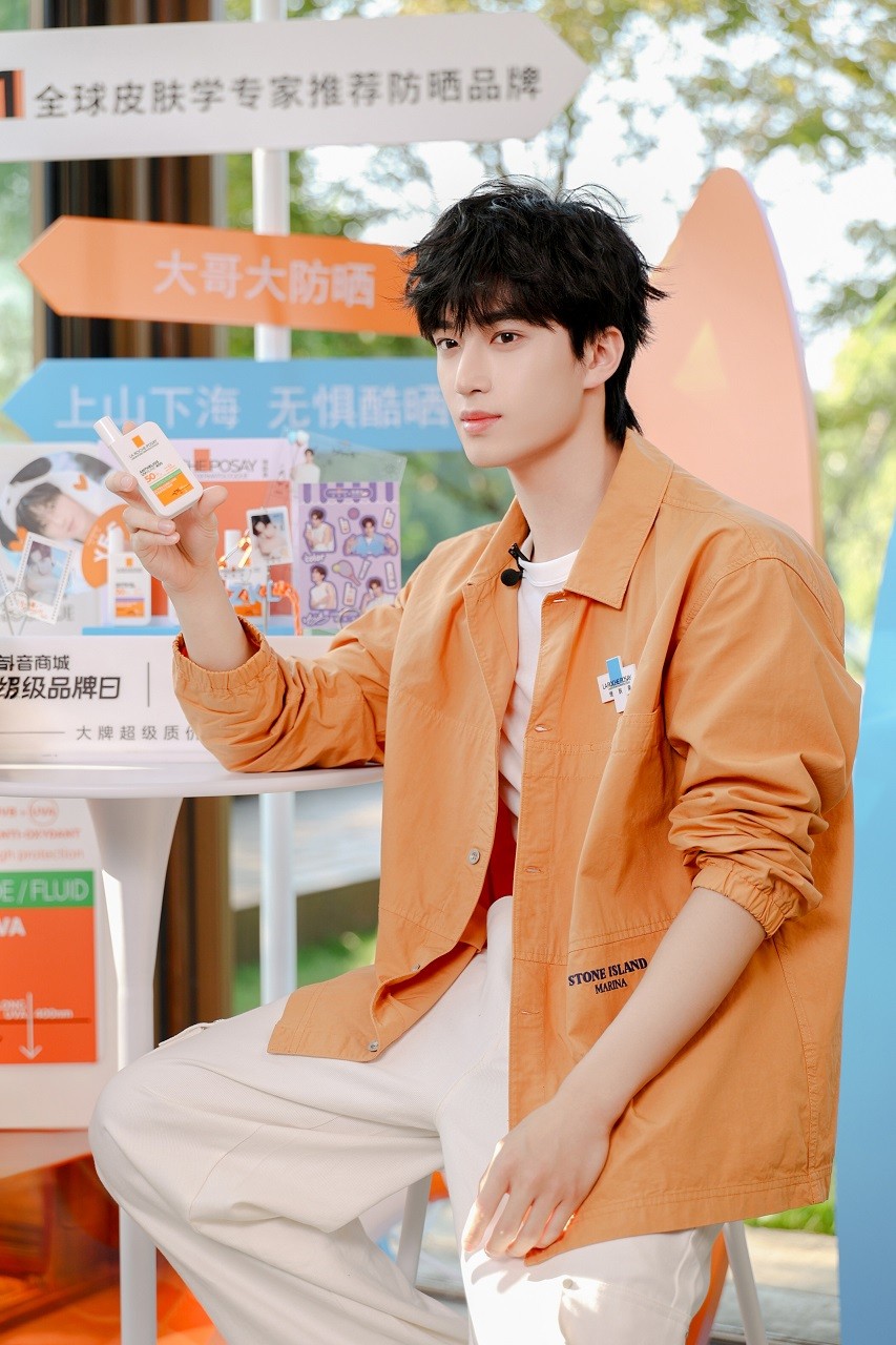 圖3:理膚泉防曬青春大使張康樂(lè).jpg